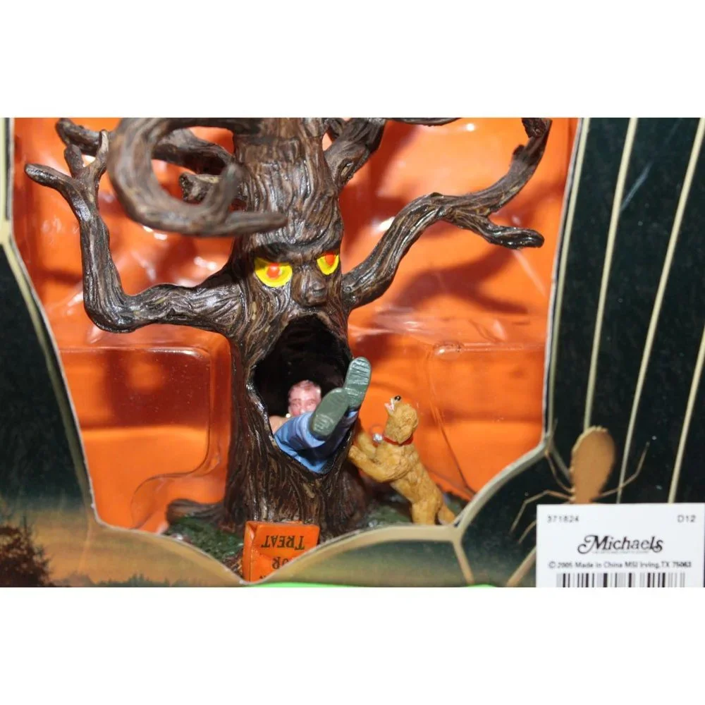 Lemax Spooky Town - Trick-Or-Treater Eating Tree